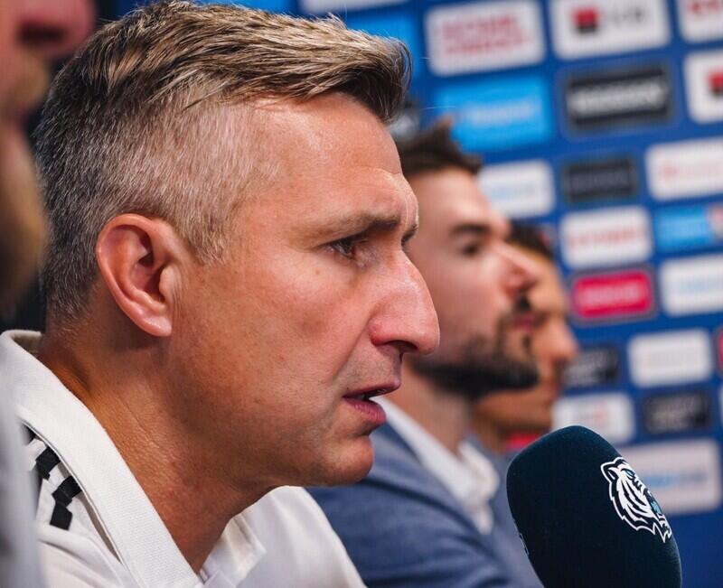 Kouč Bílých Tygrů na předsezonní tiskovce. Foto X/Bílí Tygři